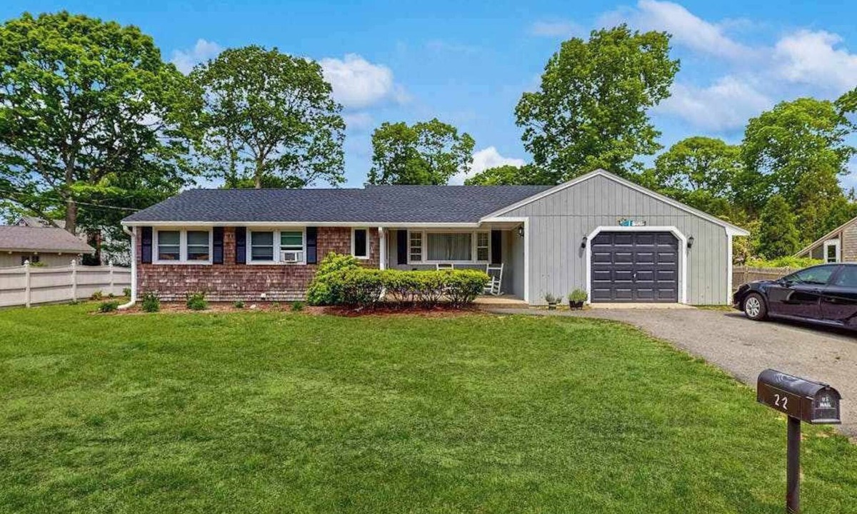 East Falmouth House | Neighborhood charmer with deck, W/D, Outdoor shower, Dog friendly, Wifi