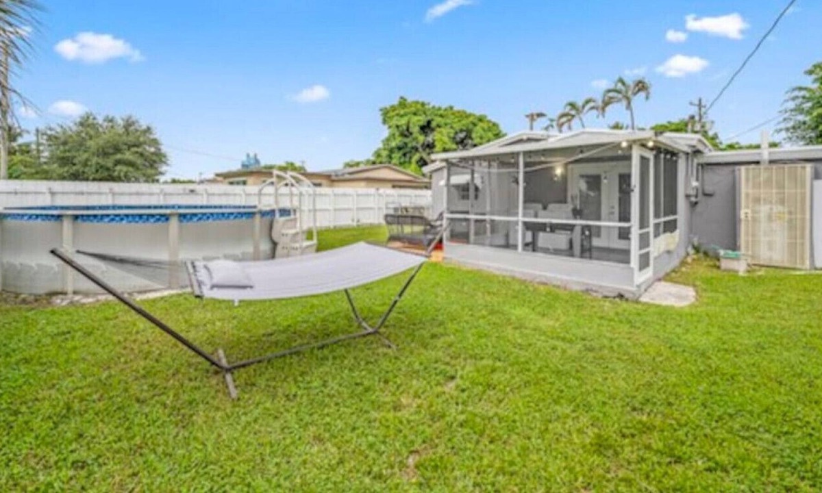 Hollywood Villa | NEW 4824 · Modern 2 Bed House W/ Pool In the Heart of FLL