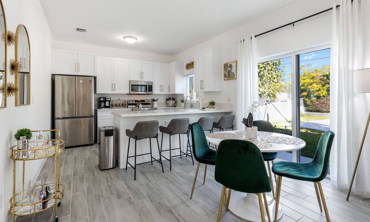 Middle River Terrace House | New 6BD/4BA home close to FLL Beach- Las Olas Blvd