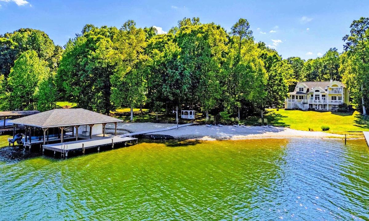 Bumpass House | NEW 7BR Lakefront Lake Anna, Beach, Dock, Hot Tub