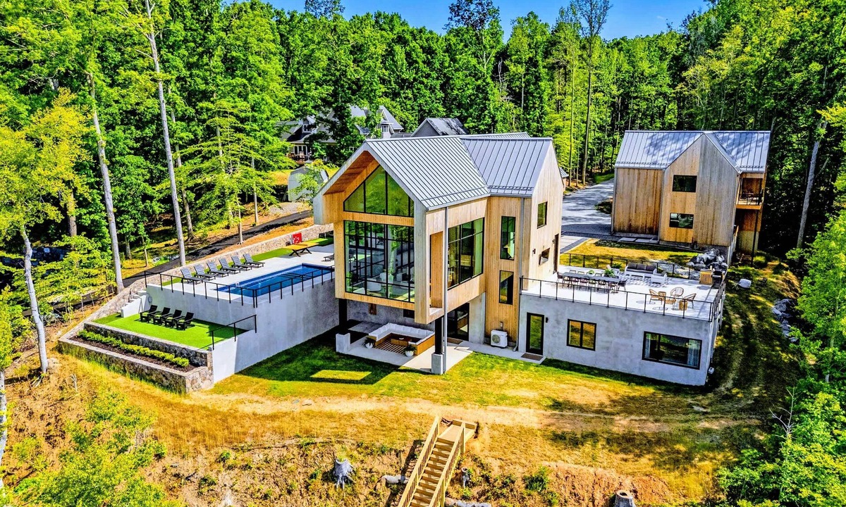 Mineral House | NEW 8BR Lakefront Lake Anna, Pool, Sauna, Dock