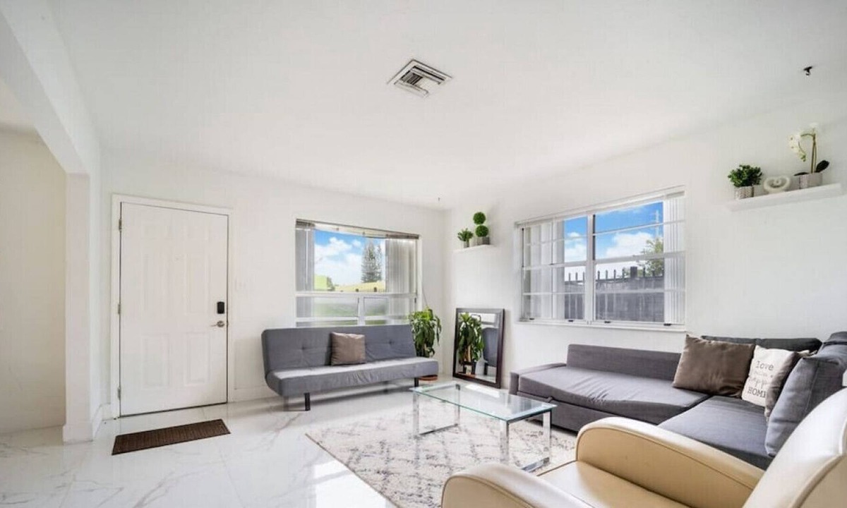 Hallandale Beach Villa | NEW Casa Playa I Outdoor Patio I 10min to beach
