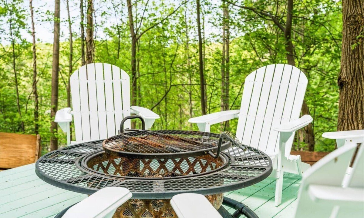 Stanley Cottage | NEW Colorful Cottage + Hot Tub + Pets + 15 min to LAKE