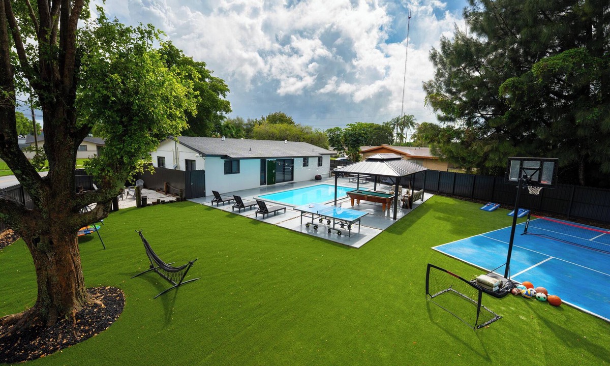 Miami Gardens House | New Home w/Big Patio/Heated Pool/Pool table/Ping pong table