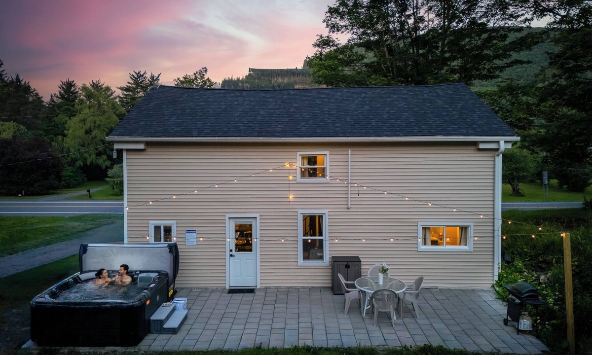 Ashland House | NEW HOT TUB! Game Room Firepit Near Windham