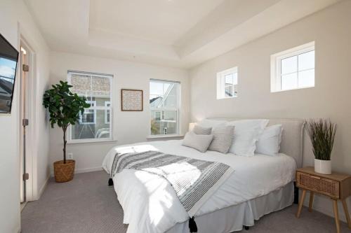 Cambridge House | New Intown Waterfront Townhome wPool & Location