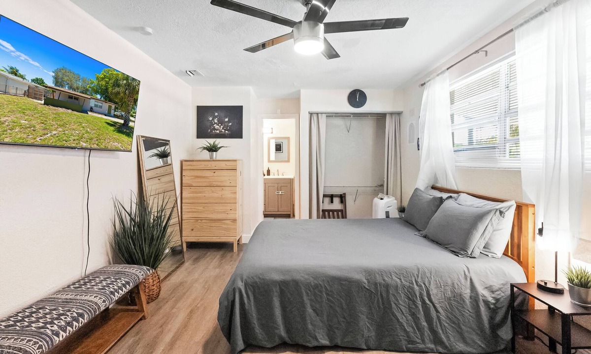 North Andrews Gardens House | New Listing! Chic Queen Suite Near Beach & Dining