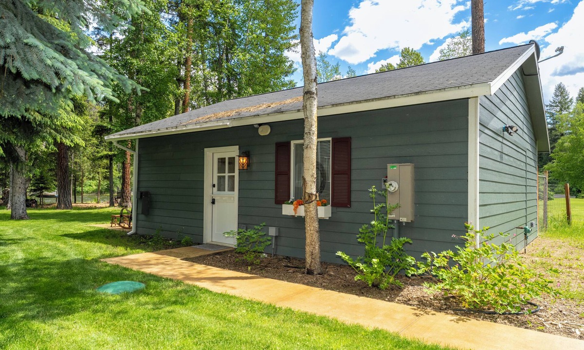 Bigfork House | New Listing | Cozy Swan River Cottage | Fire Pit | Dog Friendly | Bigfork, MT
