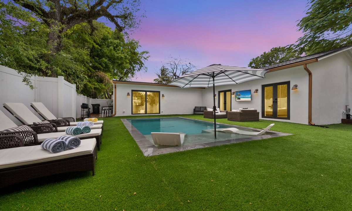 Shady Banks House | NEW - Luxurious Saltwater Pool Retreat - Near Las Olas