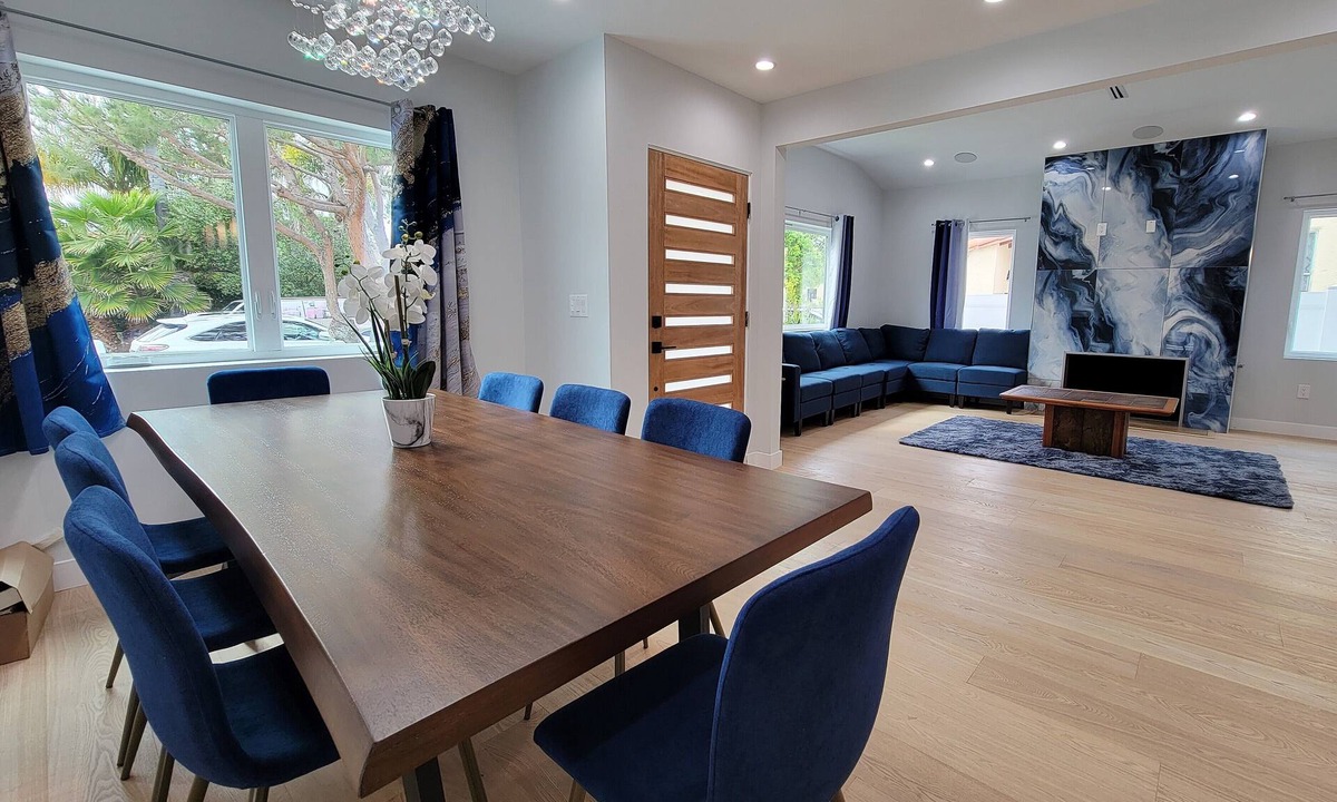Los Angeles House | New luxury 3 bedroom home next to La Cienega Plaza