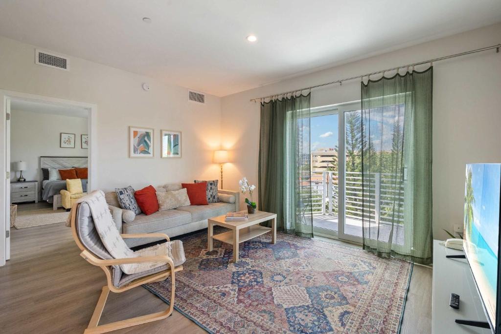 Parkside Apartment | NEW Modern Condo FREE Parking & High Speed Wifi