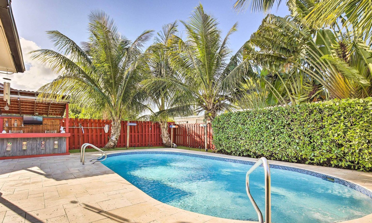Pembroke Pines House | NEW! Pembroke Pines Place w/ Tiki Bar & Pool
