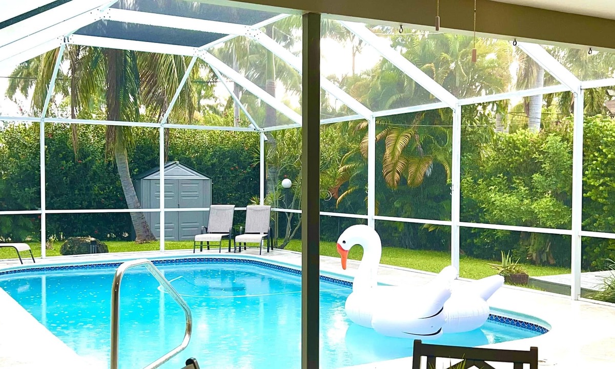 Hollywood Lakes House | New* Private heated pool Oasis 1 mile to Beach