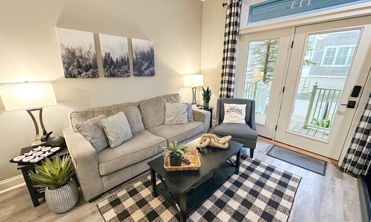Edray Condo | NEW! Seneca 113: Private Entrance, Hot Tub, Heated Garage, Sleeps 6!