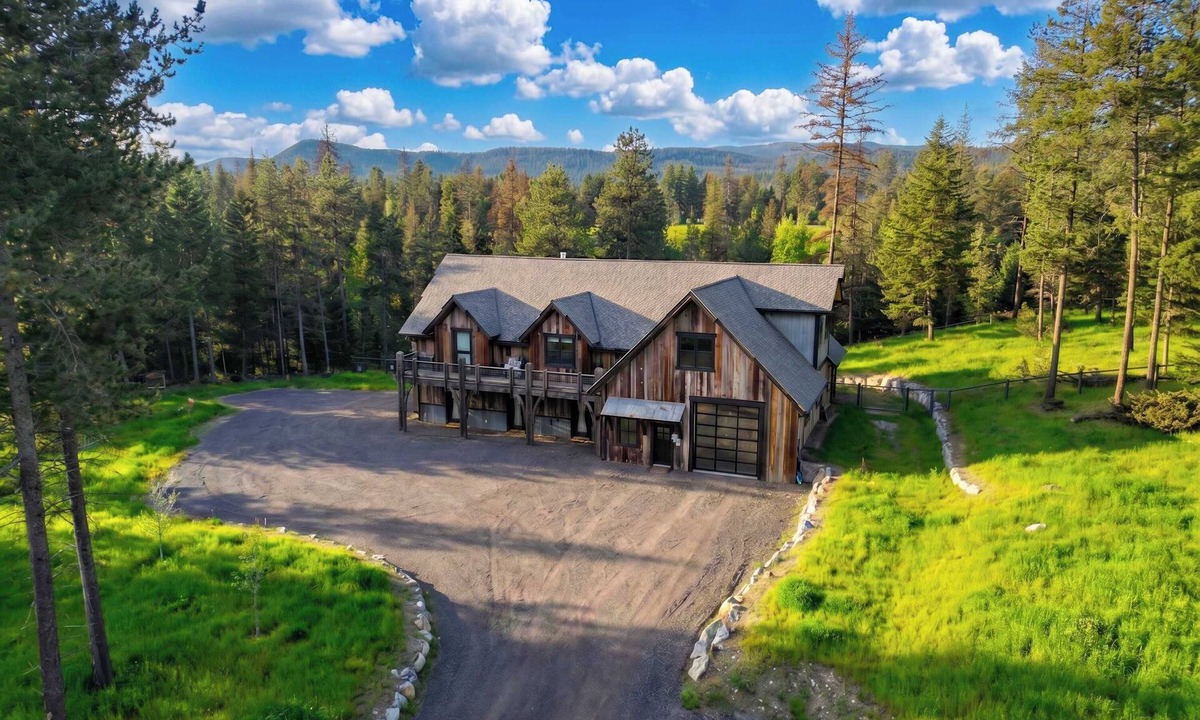 Whitefish House | New! Spacious Lodge | 3 Kings | Hot Tub & Fire Pit