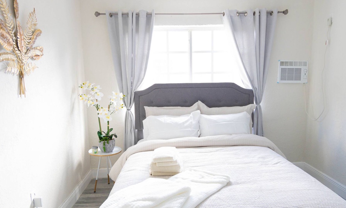 West Park Apartment | NEW!! STYLISH 1 BEDROOM 15 MIN FROM EVERY WHERE