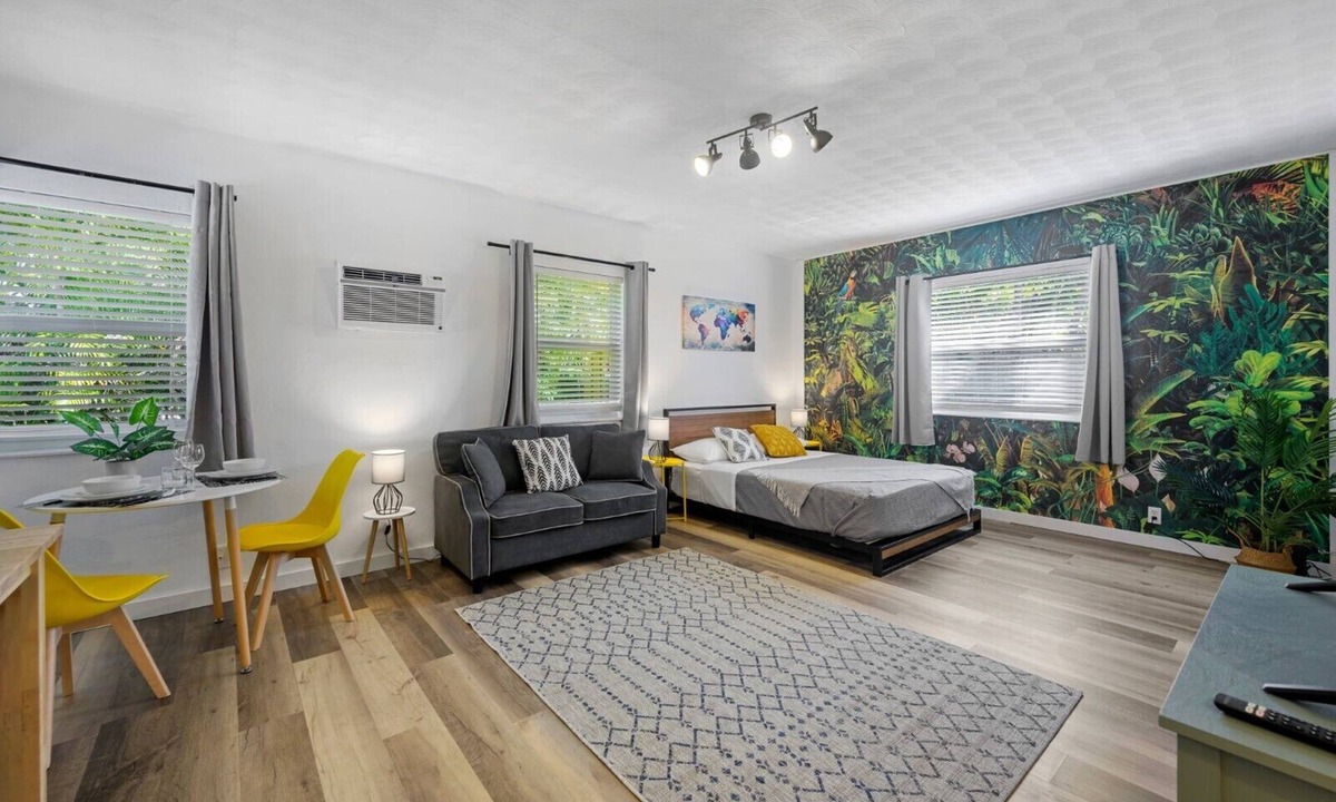 Poinsettia Heights Apartment | New stylish open space: fast Wii-fi and parking