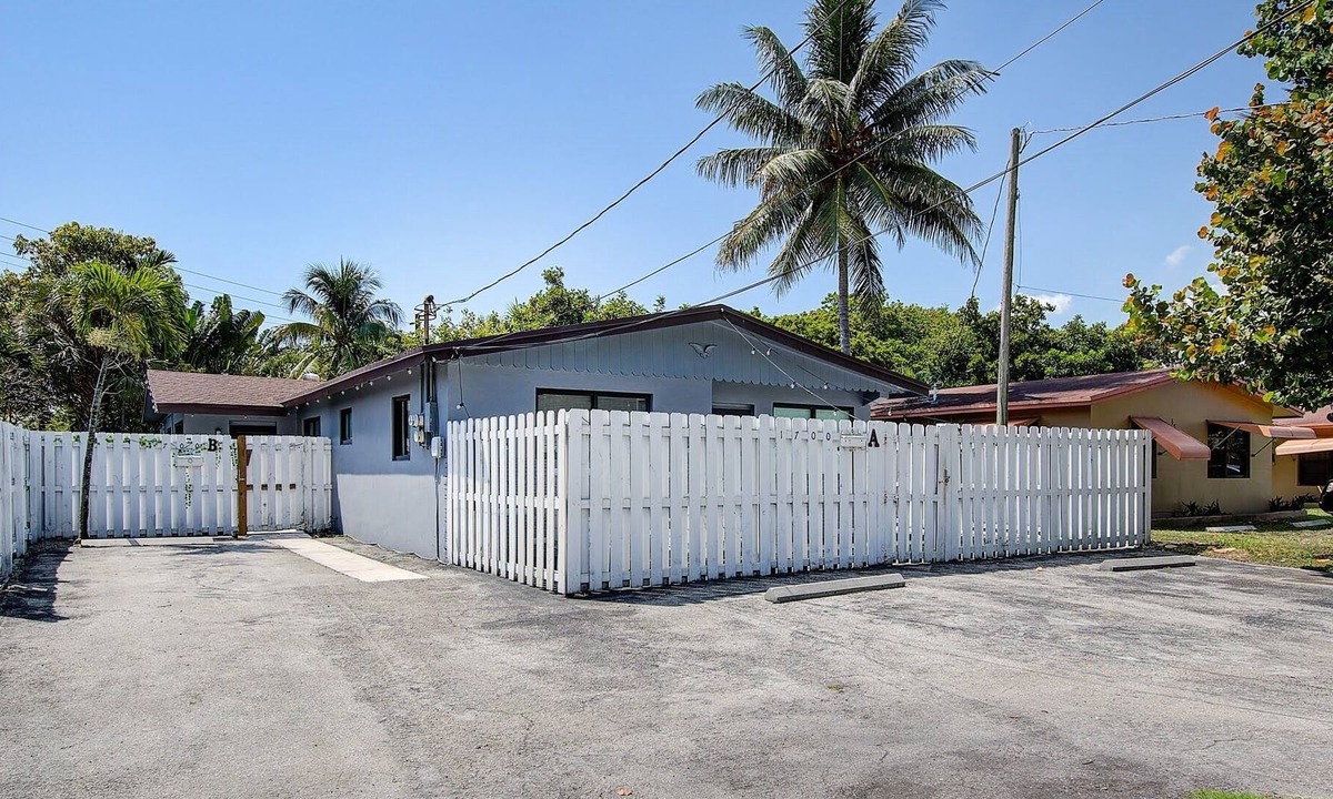 Middle River Terrace House | New Wilton Manor Compound! Sleeps 12