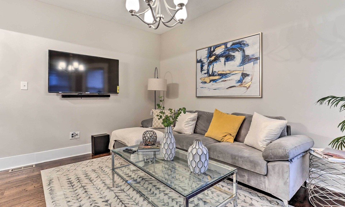 Weequahic House | Newark Townhome Near Airport - Pet Friendly!