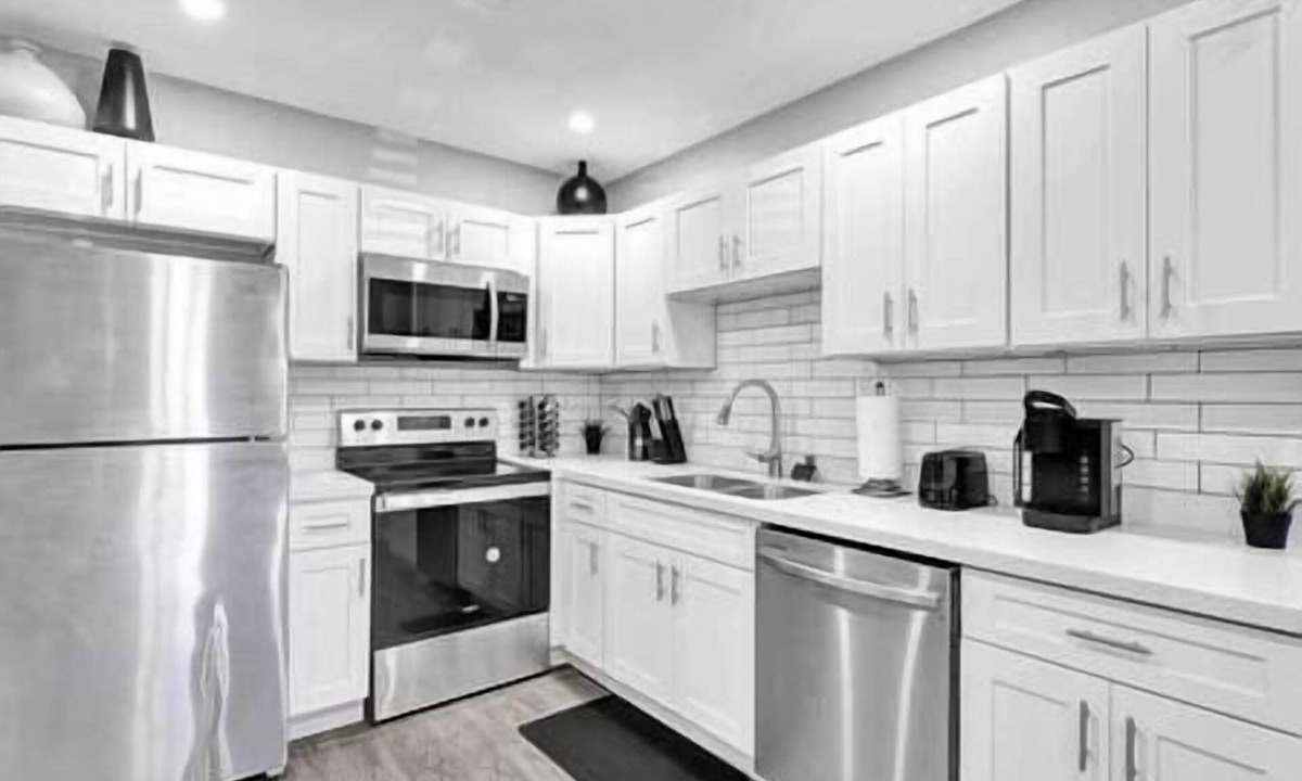 North Miami Apartment | Newly renovated/Near Sunny isles beach/fre-parking