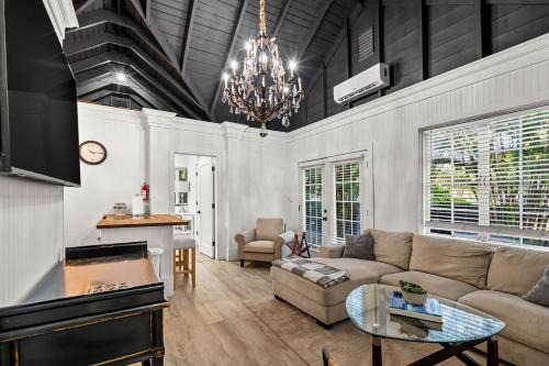 Sailboat Bend House | Newly Renovated Home- Sailboat Bend - Walk to Las Olas - 4 Miles to Beach