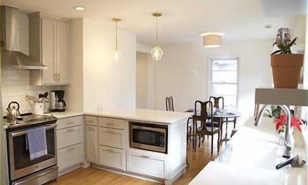 Charlottesville House | Newly Renovated White Brick Ranch-Minutes to UVA