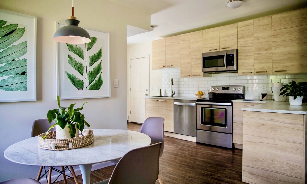 Beacon Apartment | Newly Restored 2BR/creekiside walk to Main St/backyard with fire pit