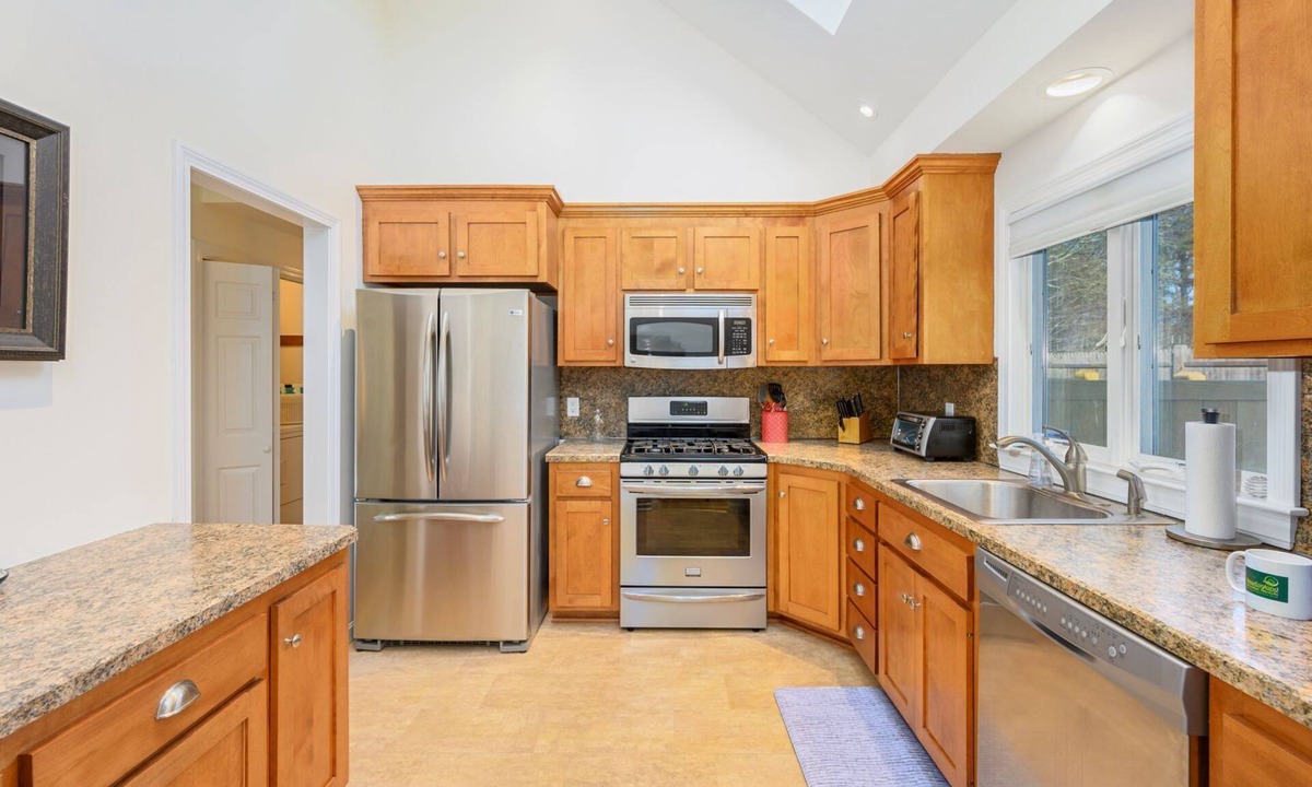 South Harwich House | Newly Updated Central AC Sunroom Great Yard