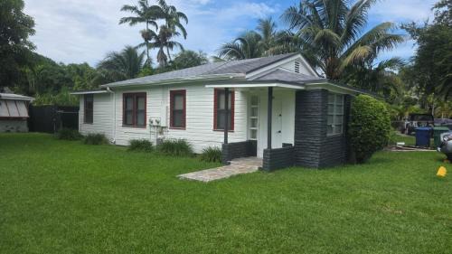 Golden Glades House | Nice 4 Bedrooms In Biscayne Gardens!