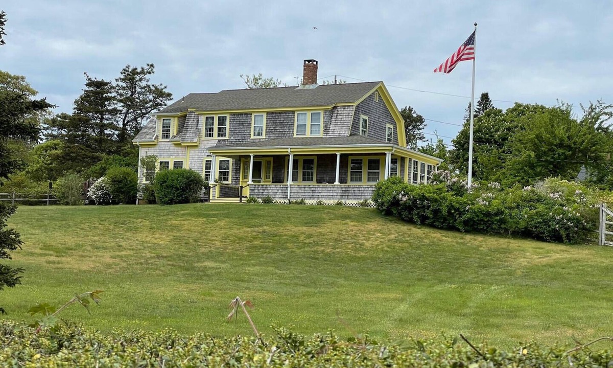 North Chatham House | North Chatham Beachwalk -Spacious 6 bedroom walk to beach sprawling private yard