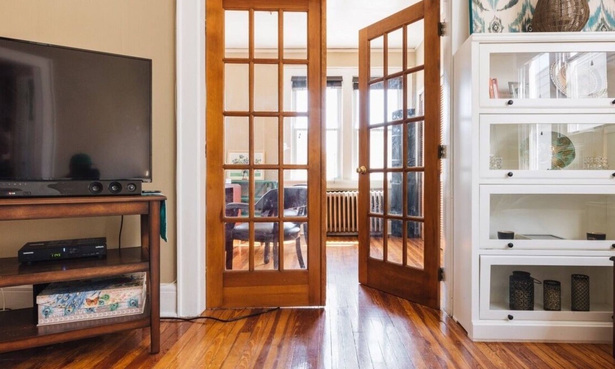 Upper Roseville Apartment | NYC — Newark Airport with Office!