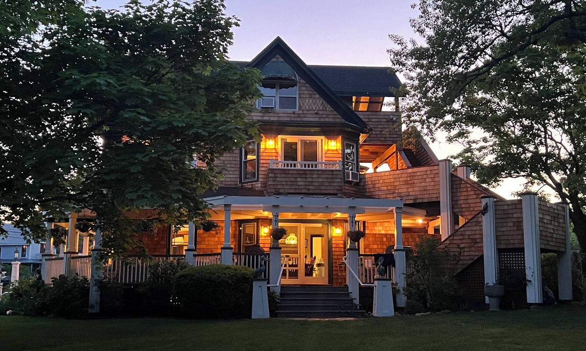 Oak Bluffs House | Oak Bluff's Victorian Walk to Town & Beaches