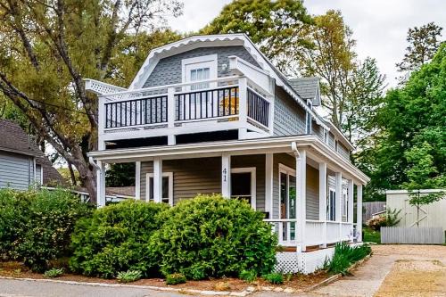 Oak Bluffs House | Oak Bluffs Cottage