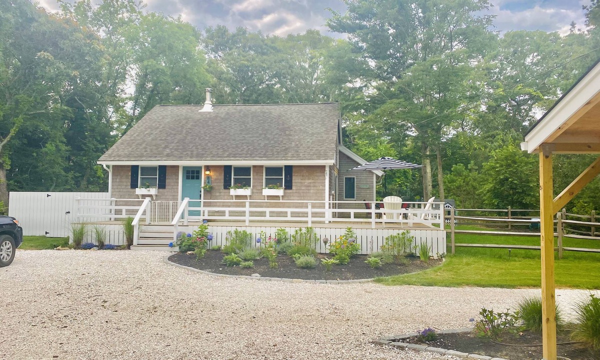 Lagoon Heights House | Oak Bluffs Summer Getaway Cape & Pet friendly!