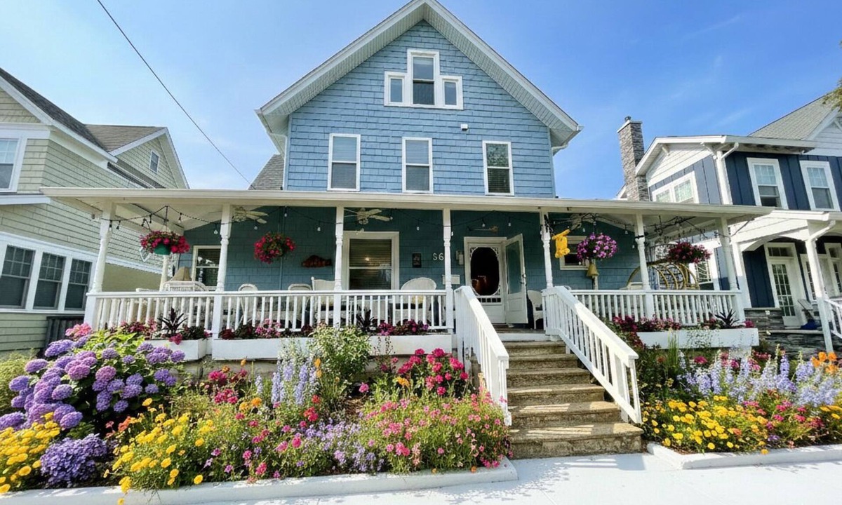 South Rehoboth House | Ocean Block Rehoboth Beach House 7 Primary Suites Parking/Courtyard