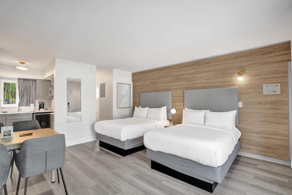 Bermuda Riviera Hotel | Ocean Blvd Double Suite with Kitchenette at The Botanica