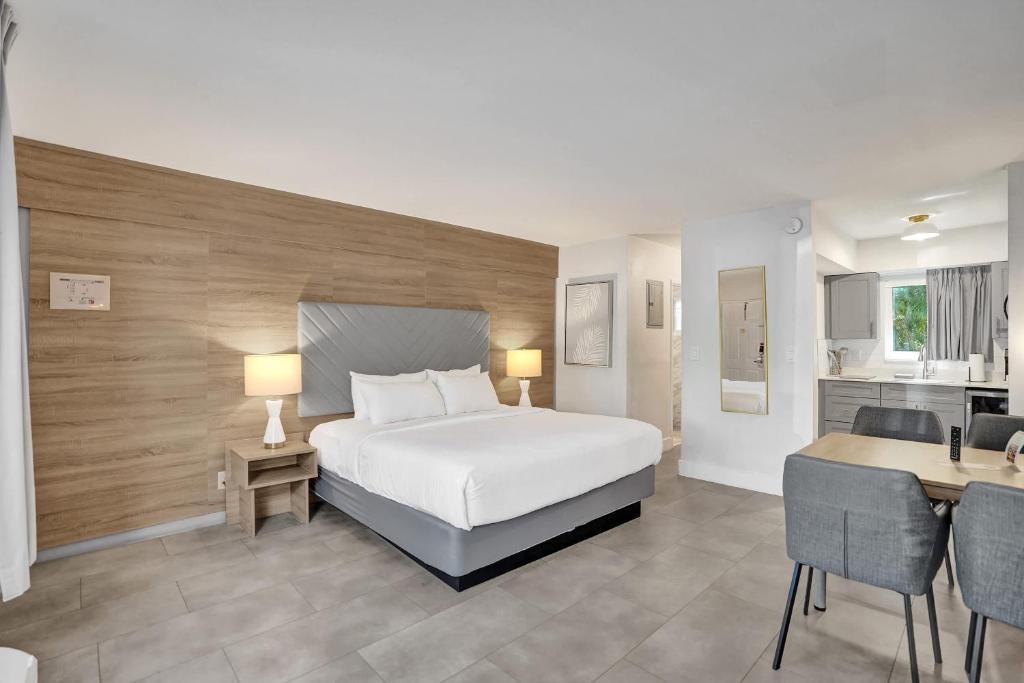 Galt Mile Hotel | Ocean Blvd King Suite with Kitchenette at The Botanica