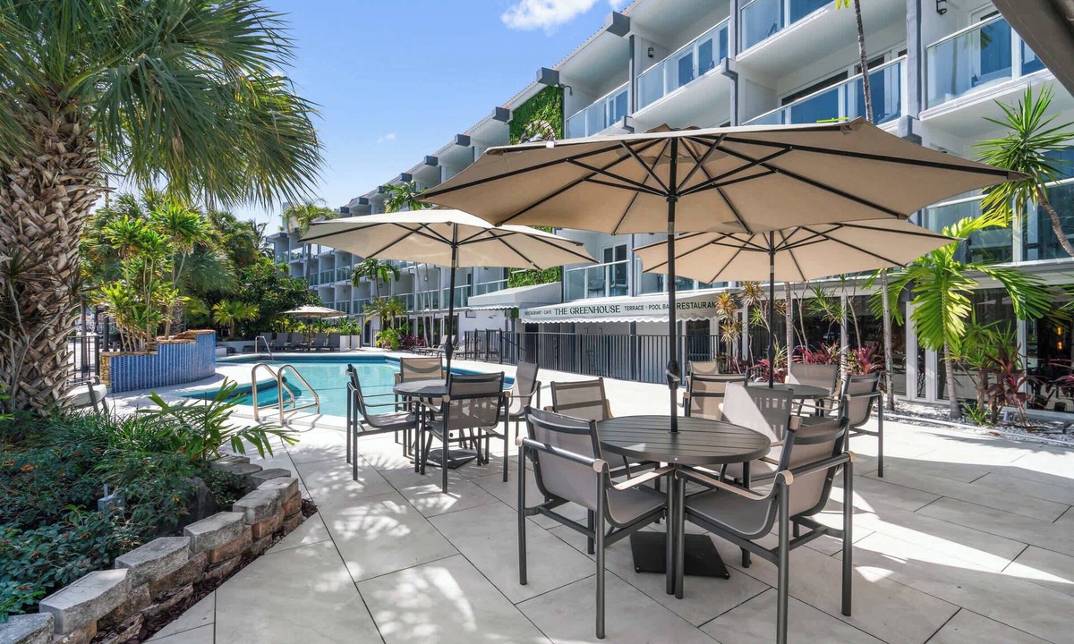 Galt Mile Apartment | Ocean Blvd King Suite Near the Beach!