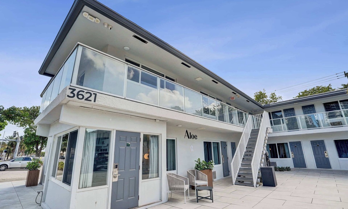 Galt Mile Apartment | Ocean Blvd King Suite Near Beach