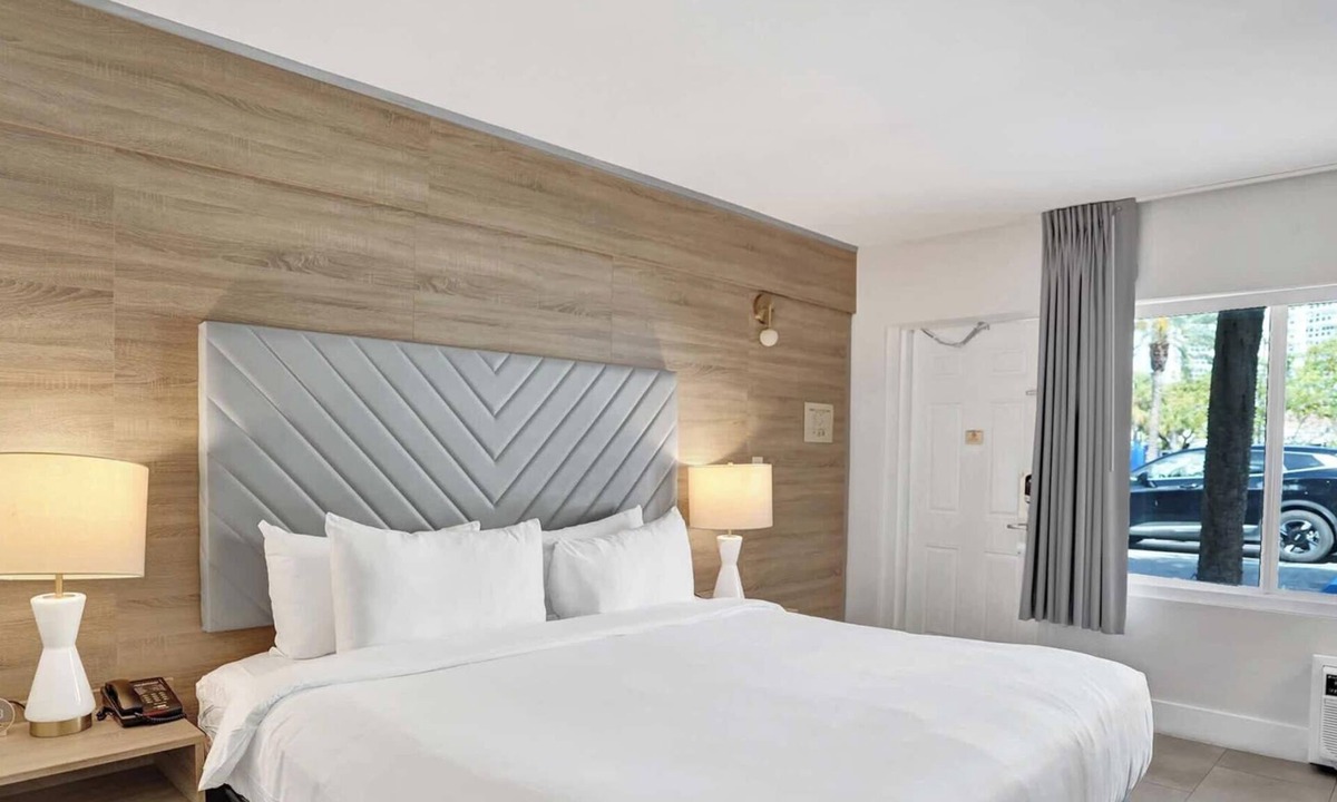 Galt Mile Apartment | Ocean Blvd's Bright King Suite