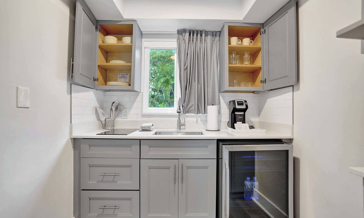 Galt Mile Apartment | Ocean Blvd Two Double Suite with Kitchenette