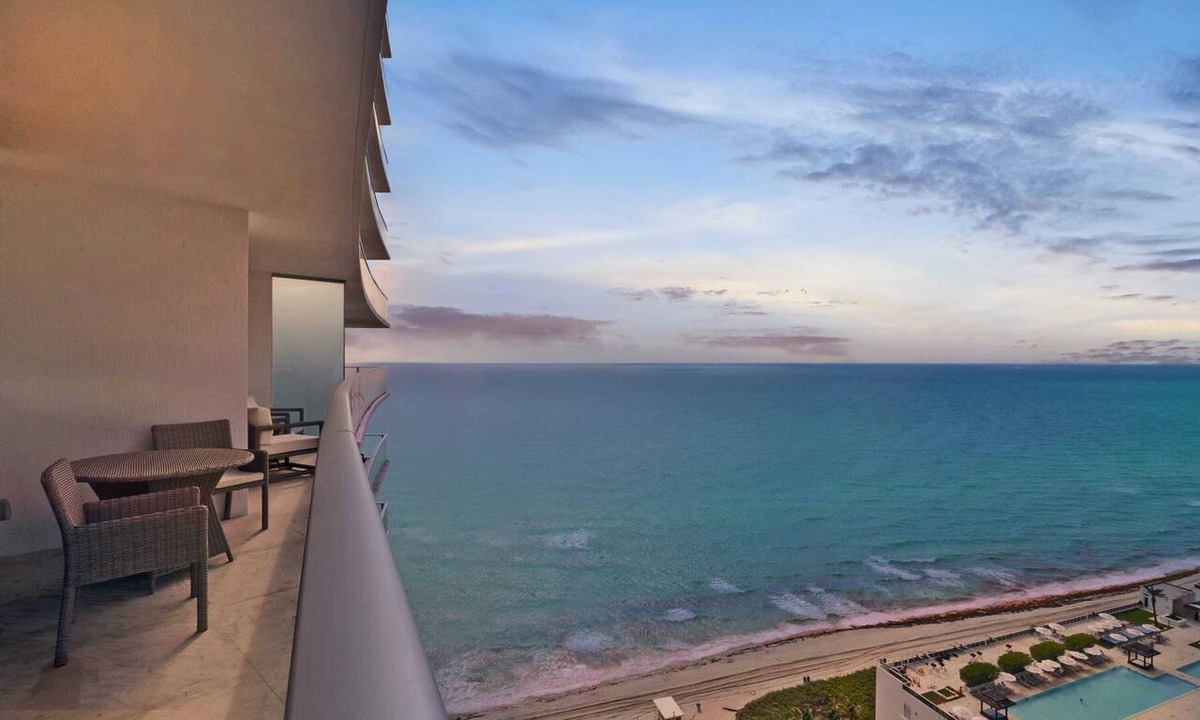 Hollywood South Central Beach Condo | Ocean Breeze Condo with Two Bedrooms and Pool