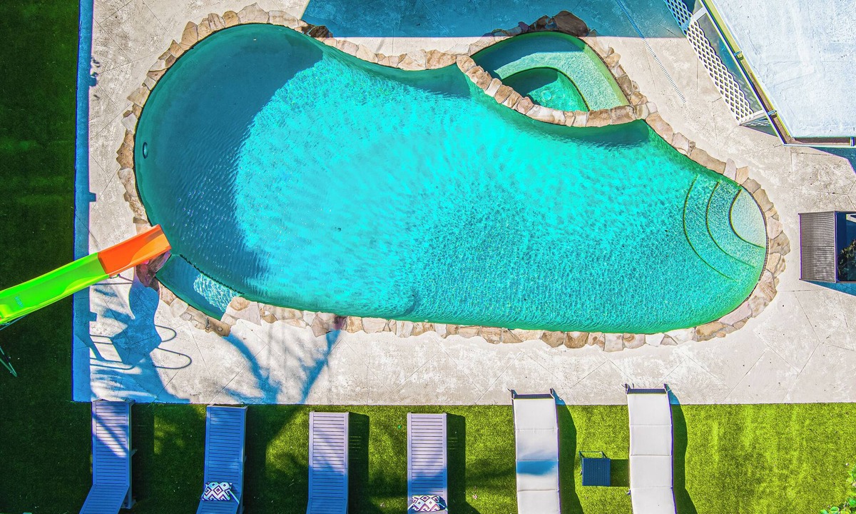 Tropic Palms House | Ocean Club Luxury- Great Pool & Jacuzzi -5 Beds by the Beach - Prime Location