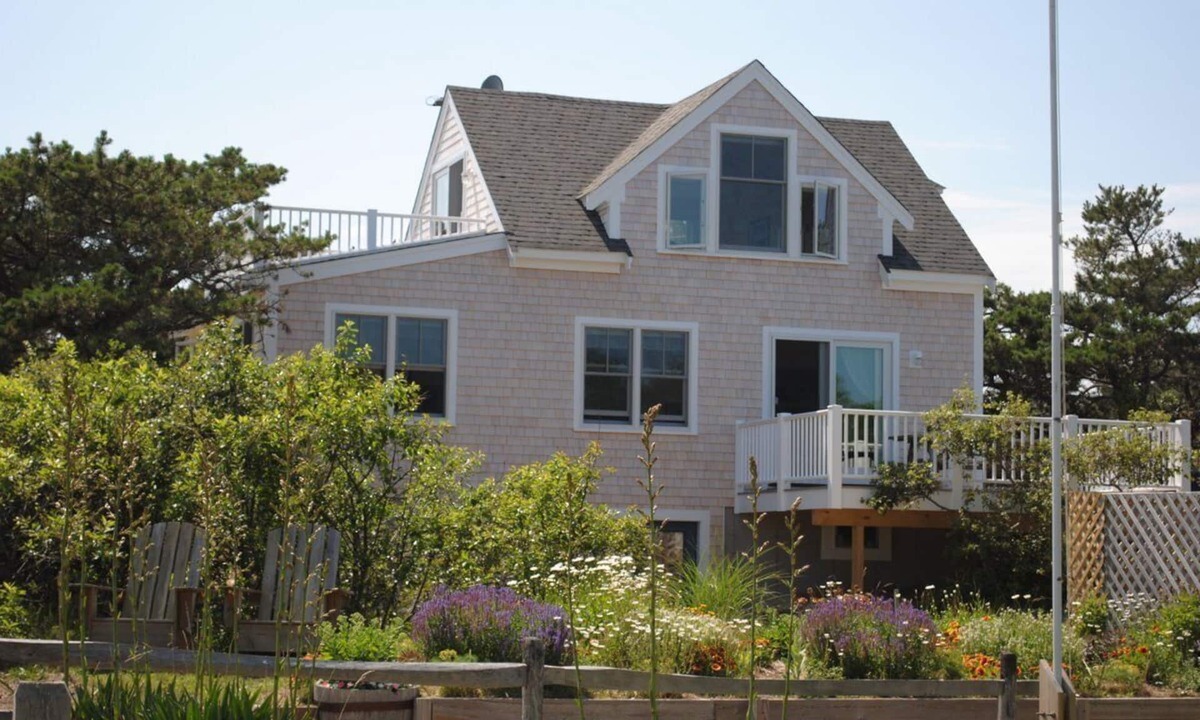 South Wellfleet Cottage | Ocean Cottage A/C near PB and Beachcomber. Steps to the beach!