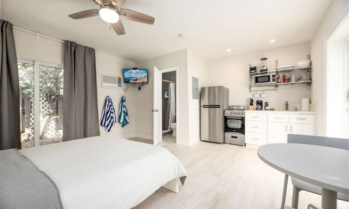 Lauderdale-by-the-Sea Apartment | Ocean Flats #3 - Lauderdale-by-the-Sea