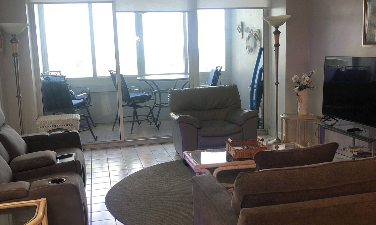 Galt Mile Condo | Ocean front Florida’s largest Tiki Bar indoor/outdoor dining shopping, gym & spa