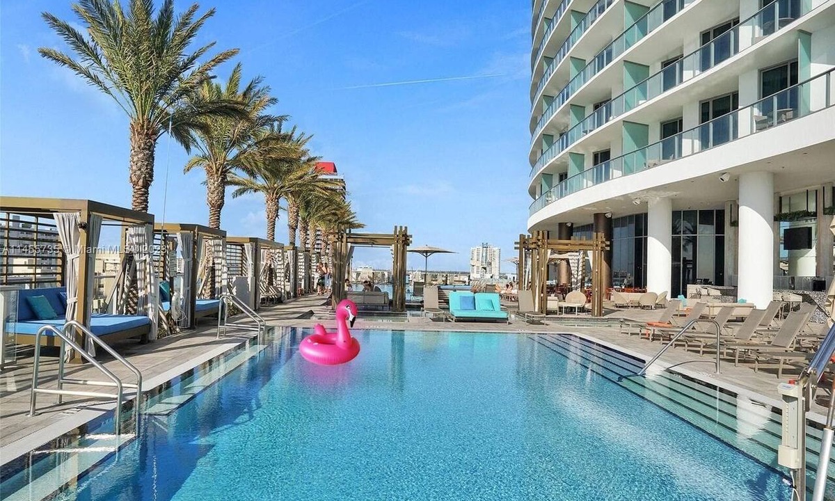 Hollywood South Central Beach Apartment | Ocean View Balcony| Beachfront Resort| Pools+ Gym
