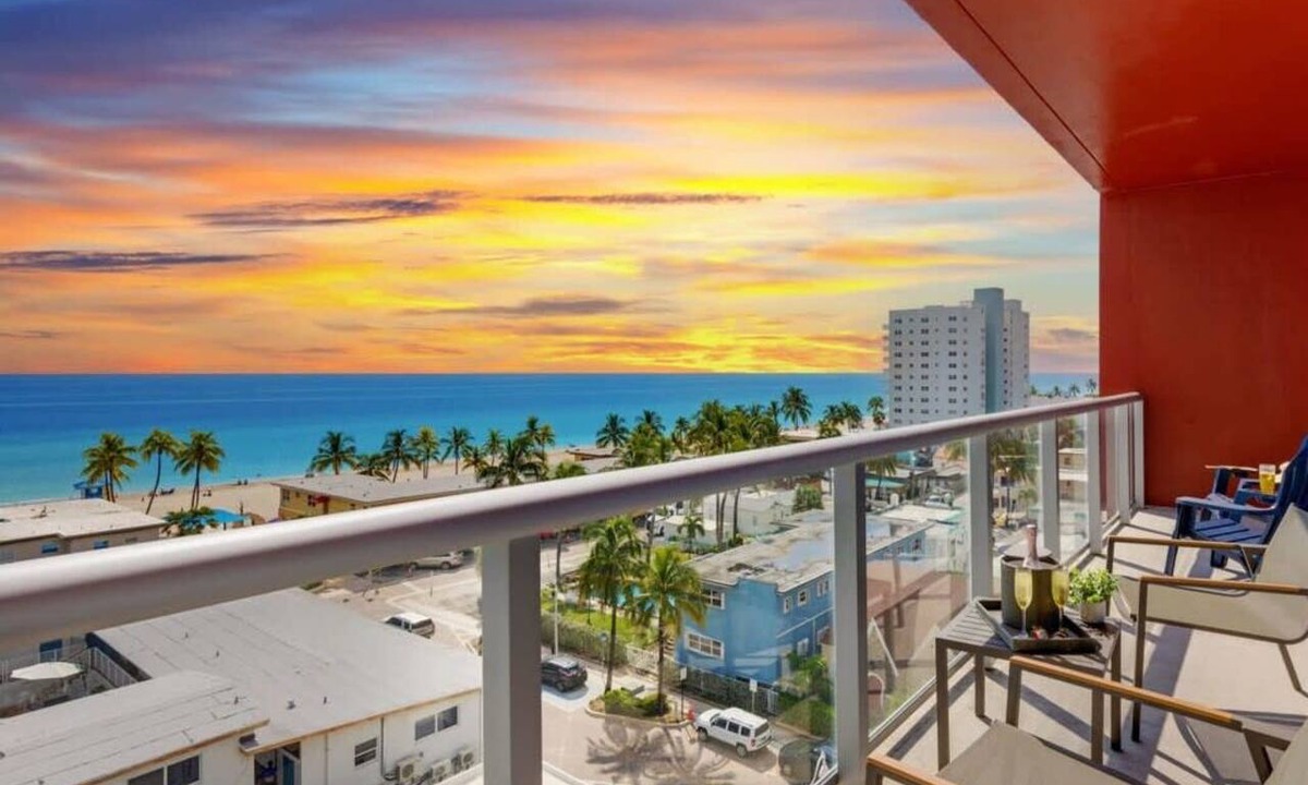 Hollywood Apartment | Ocean View Balcony– Rooftop Pool & Hot Tub+ Gym