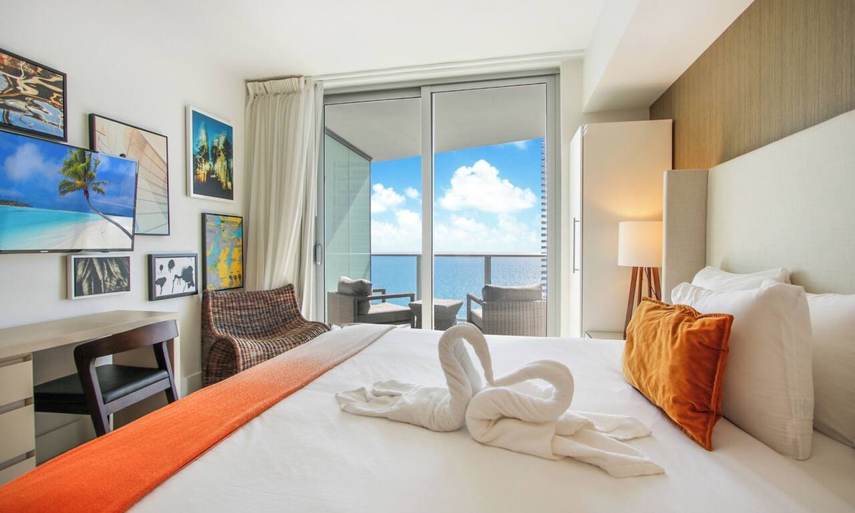 Hollywood South Central Beach Condo | OCEANFRONT BUILDING; rooftop pool, 1 Bd condo with OCEAN VIEWS GUARANTEED