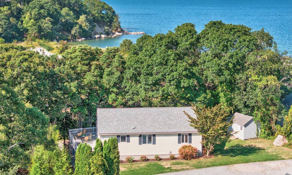 West Falmouth House | Oceanfront, Old Silver Beach